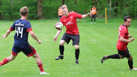 Die SG Puderbach (rote Trikots) benötigt noch einen Zähler, um die Meisterschaft in der Kreisliga B4 einzutüten. Diesen möchten