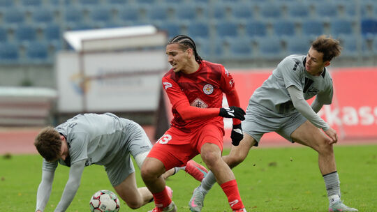 Im Hinspiel trennten sich Mo Maroc (rotes Trikot) mit seinem FC Rot-Weiss Koblenz und die Sportfreunde Eisbachtal mit einem 1:1.