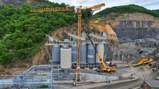 Die zwölf neuen Silos sollen künftig rund 7500 Tonnen Endprodukt aufnehmen. Von dort werden Lastwagen später kilogrammgenau bela