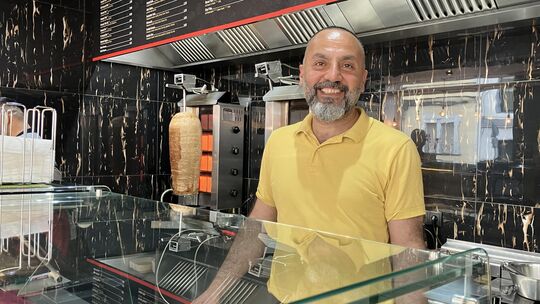 Yasar Kopmaz hat den Schritt gewagt, seinen Imbiss Roni Kebab in Braubach aufgegeben und keine 50 Meter weiter ein Restaurant er