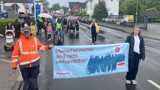 Zu dem dritten Aktionstag in Flammersfeld gehörte auch eine Demonstration, bei der die Teilnehmer durch das Dorf zogen und auf T