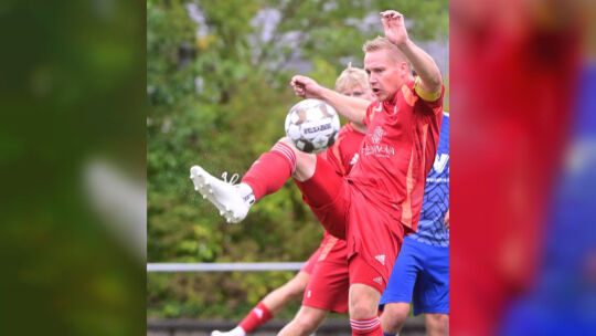 Johannes Schnitzler (am Ball) traf für die SG Dernau/Mayschoss im Heimspiel gegen die SG Saffig/Miesenheim, doch am Ende setzten
