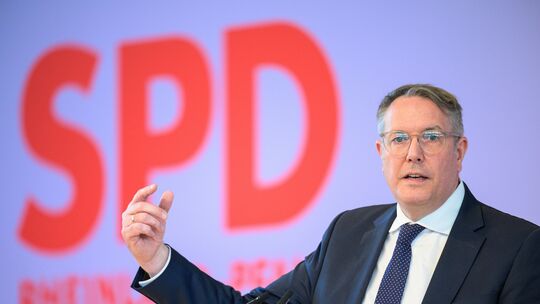Der scheidene Ministerpräsident Alexander Schweitzer (SPD) ist zum neuen Fraktionsvorsitzenden des Landes-SPD gewählt worden.