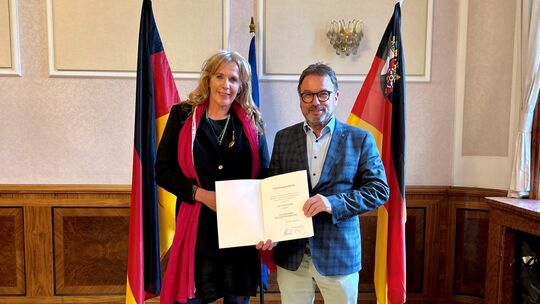 Kirstin Höfer, Leiterin des Koblenzer Tierheims, wird mit der Landesverdienstmedaille für ihr Engagement im Tierschutz geehrt. W