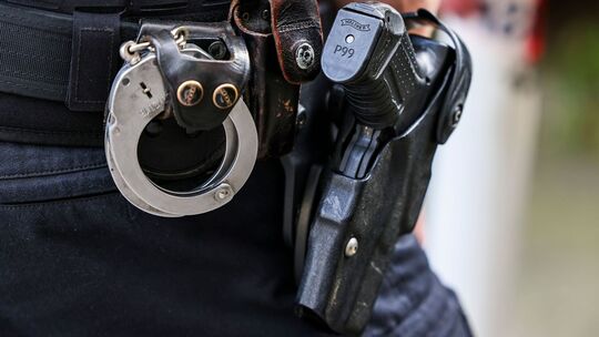 Polizist mit Waffe
