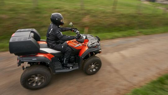 Wer mit dem Quad unterwegs ist, lebt gefährlich - gefährlicher jedenfalls als in einem Auto. Im Norden von Rheinland-Pfalz kam e