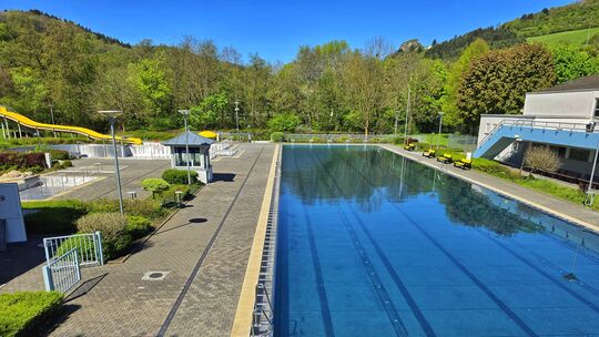 Breitrutsche, Wasserpilz und große Liegewiesen machen das Jahnbad auch in diesem Sommer zu einem beliebten Ziel für Familien und