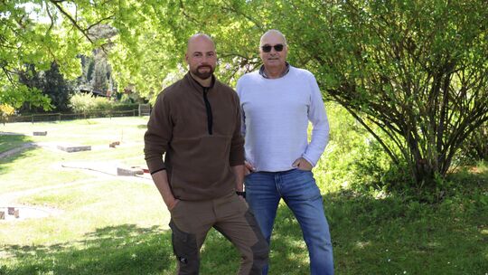 Axel Wieneke und sein Sohn Michael sind die Motoren im Wienekes Wald-Idylls.