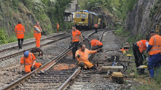 Mitarbeiter beim Austausch der Weichen in unmittelbarer Nähe zum Bahnhof Oberstein