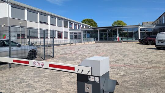 Der Schulleriter des Oranien-Campus in Altendiez wurde entlassen. Nun kündigt er juristische Schritte an.
