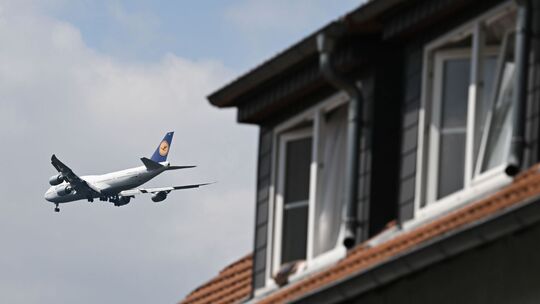 Flugzeug über Neu-Isenburg