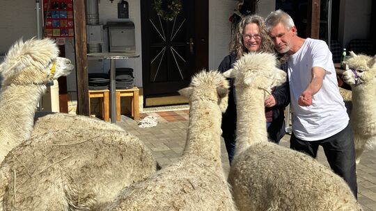 Sandra Seidl und Jan Pöller bieten in Hoffeld (Kreis Ahrweiler) Wanderungen mit Alpakas an. Wie viele Bürger im Dorf sind sie au