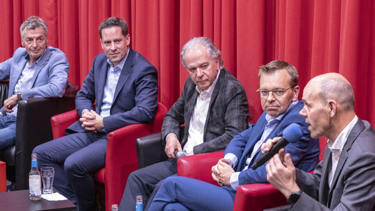 Michael Boos (von links), Bürgermeister der Verbandsgemeinde Simmern-Rheinböllen, Moritz Petry, Geschäftsführer des Gemeinde- un