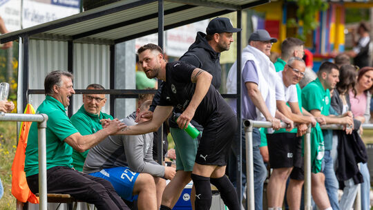 Klatschen sich Torwarttrainer Olaf Bürstlein und Innenverteidiger Dominic Schübelin am Freitagabend ab, weil sie mit ihrem VfR B