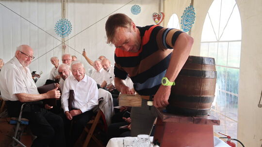 Bei der Johanniskirmes im vorigen Jahr hatte Stadtbürgermeister Roland Ruegenberg die Aufgabe des Fassanstichs bravourös gemeist