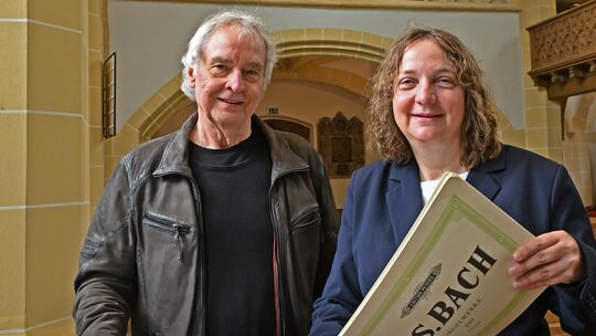 Kantorin Christine Marx spielt die Orgel der Stephanskirche und Jochen Streiter zeigt alte und neue Ansichtskarten von Stumm-Org