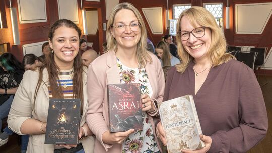Ein Book-Tok-Abend im Vogtshof in Hachenburg: Lesung und Gespräch mit den drei Autorinnen (von rechts) Julianna Grohe, Liane Mar