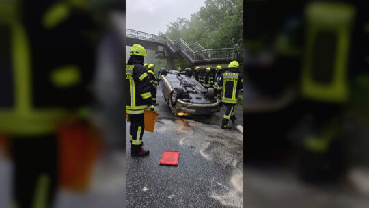 Insgesamt 20 Kräfte der Feuerwehren aus Norken und Kirburg waren bei einem Unfall am Mittwochnachmittag auf der B414 im Einsatz.