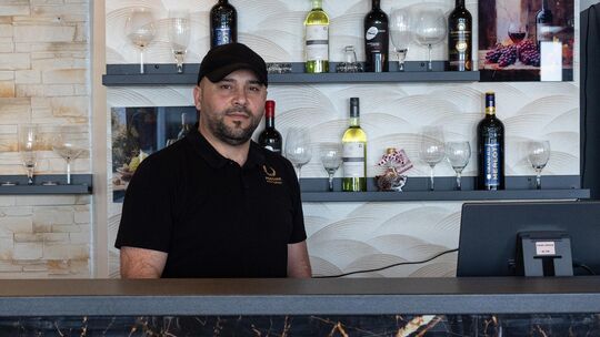 Rishan Ahmad ist glücklich über sein Restaurant mit syrischen Spezialitäten und anderen Leckereien.