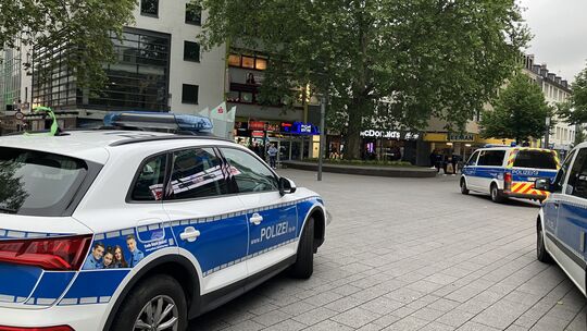 Am Löhrrondell, am Altlöhrtor und am Zentralplatz haben Polizisten Personen kontrolliert, vor allem Gruppen.