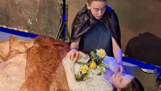 "Romeo & Julia" bringt die Laienspiel-AG des Mons-Tabor-Gymnasiums auf die Bühne. Die Hauptrollen der unglücklich Liebenden verk