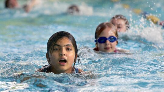 Tausende Kinder lernten in den vergangenen 50 Jahren im Schwimmbad der IGS in Nastätten schwimmen. Seit Dezember 2024 ist Schlus