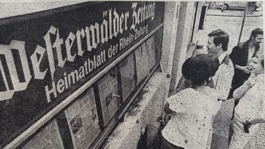 Wandzeitungen in den Aushängekästen der Rhein-Zeitung sind, wie hier in Hachenburg, tagelang die einzige Möglichkeit, sich über