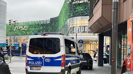 Unter anderem am Altlöhrtor, auf dem Zentralplatz und am Löhrrondell haben Polizisten am Mittwochabend mehr als 120 Menschen kon
