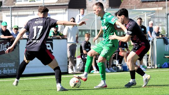 Im letzten Heimspiel hielt sich der FV Engers um Vadim Semchuk (in Grün) nicht nur Wormatia Worms vom Leib, sondern zeigte eine