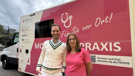 Seit zwei Jahren sind sie mit der Mobilen Arztpraxis in Rheinland-Pfalz unterwegs und halten nun auch regelmäßig in Ochtendung: