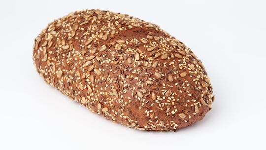 Eiweißreiche Lebensmittel wie Proteinbrot sind für viele attraktiv, die ihre Ernährung umstellen oder Heißhungerattacken vermeid