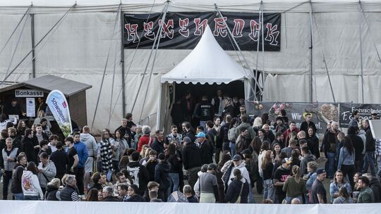 Ein prallgefülltes Festivalgelände, auch vor dem Zirkuszelt war bei den zahlreichen Verpflegungsständen viel los - die Veranstal