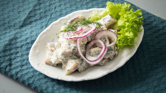 Heringsalat mit Zwiebeln und Sahnesoße Heringsalat mit Zwiebeln und Sahnesoße