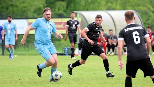 Nach dem Remis im Topspiel tritt die SG Ellingen (schwarze Trikots) am Sonntag bei der SG Herschbach-Schenkelberg an. Primus Tür