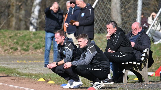 Sieht so das Trainer-Duo des neuen Meisters aus? Die SG Weitefeld mit ihren Trainern Stefan Häßler (hockend hinten) und Kevin Wi