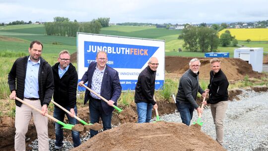 Zum Spatenstich trafen sich (von links): Manuel Seiler, Bürgermeister der Verbandsgemeinde Dierdorf, Sebastian Eich (ausführende