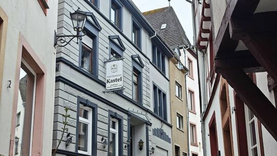 Das Hotel-Restaurant Kastel, ehemals Germania, nahe des Marktplatzes in Bernkastel-Kues, steht zum Verkauf.