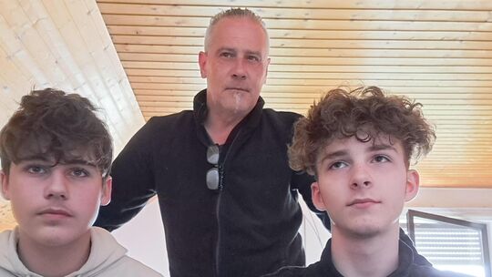 Oliver und Julian Freitag (links) mit Nikita Milberger (rechts): Das Vater-Sohn-Team startet mit dem Workflow-System „Scan & Pus
