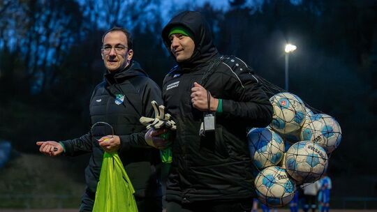 Trainer Michael Hild (links) und sein Ersatztorwart Alexandru Ariton können durchatmen: Ihr SSV Boppard gewann das Nachholspiel