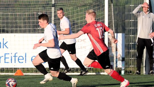 Nach dem 1:0-Sieg im Hit ist die FSG Vordereifel Kirchwald (weiße Trikots) bis auf drei Punkte an Spitzenreiter Ahrtal Hönningen