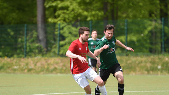 Luca-Tim Kunkler (rotes Trikot, hier gegen Elberts Jonah Bamberger) peilt mit seinem TuS Weinähr am Sonntag in Hahnstätten Zählb