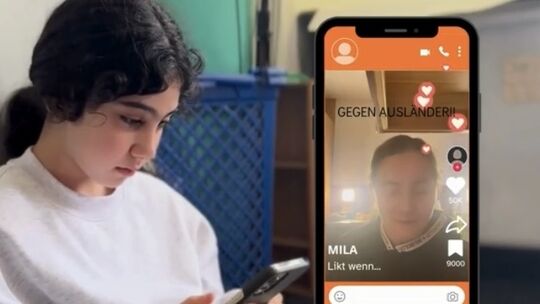 Eine Szene aus dem Film: Durch Fake News, die ihre Klassenkameradin verbreitet, wird die Viertklässlerin Raya ausgegrenzt und ve