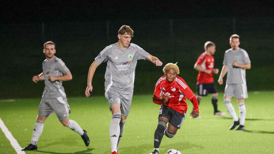 In der Hinrunde setzten sich Luca Reichmann (vorne links) und sein FC Borussia Niederroßbach mit 2:1 gegen die TuS Burgschwalbac