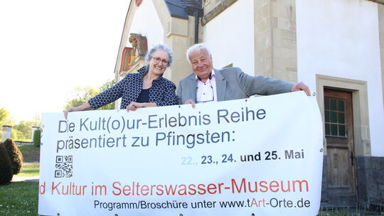 Doris Virnich und Klausjürgen Herrmann präsentieren am Niederselterser Mineralbrunnen das „tArt-Orte“-Programm 2026.