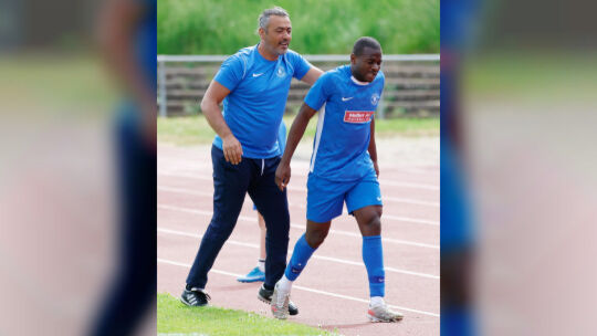 Gut gemacht: Interims-Co-Trainer Savas Kaya (links) lobt Levi Mukamba nach dessen Auswechslung gegen den FK Pirmasens II. Für be