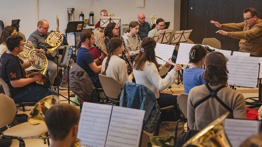 Konzentrierte Probenarbeit: Das Hauptorchester des Musikvereins Emmelshausen bei einer intensiven Arbeitsphase während des Probe