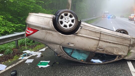 Nachdem die Unfallfahrerin von einem Hang bei Norken zurück auf die B414 geschleudert worden war, überschlug sich ihr Auto und l