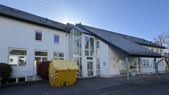 Der Container vor dem Eingang der inzwischen verkauften Akademie für Land und Jugend in Altenkirchen zeugt von Veränderung. Bevo