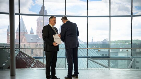 Am Mittwoch unterzeichneten der designierte Ministerpräsident Gordon Schnieder (links) und Noch-Regierungschef Alexander Schweit