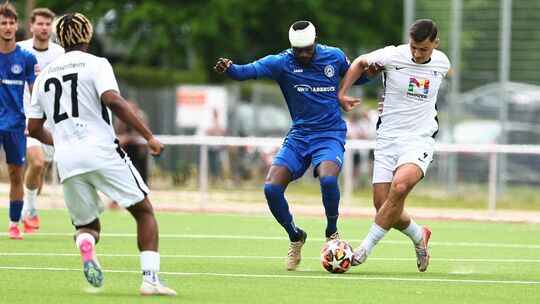 Beim 2:1 am Sonntag gegen Gonsenheim spielte José-Junior Matuwila (in Blau) mit Turban durch, er hatte sich eine Platzwunde und